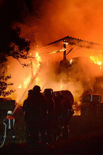 In Engkofen bei Vilsbiburg ist eine Lagerhalle in Brand geraten. Die Bilder...
