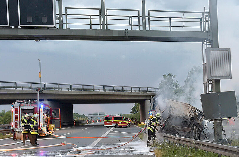 Am Sonntagmorgen ist auf der A94 ein Mann in seinem Auto verbrannt - Bilder vom Feuerwehreinsatz.