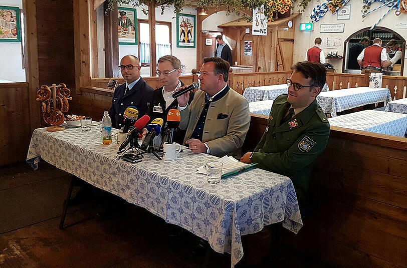 Halbzeit-PK am Sonntag: Wiesn Chef Josef Schmid mit Vertretern von Polizei, Feuerwehr und BRK.