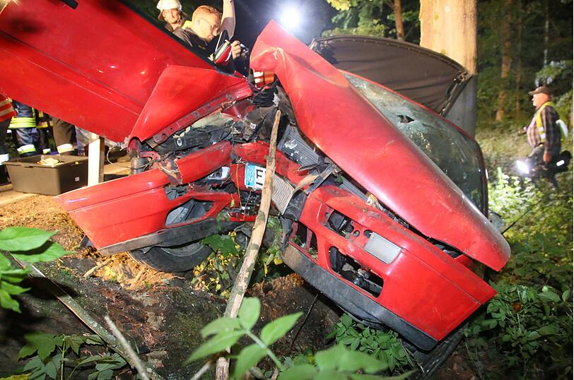 Ein mit vier Personen besetzter VW Cabrio wurde in der Nacht auf Freitag an einen Baum geschleudert. Die Bilder vom Einsatz.