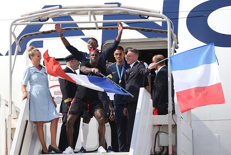 Die Spieler der französischen Fußballnationalmannschaft kommen am Flughafen Charles de Gaulle in Paris an.