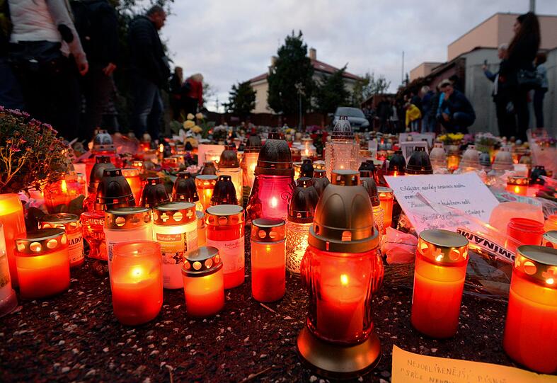 Kerzen, Blumen und handgeschriebene Botschaften stehen vor dem Wohnhaus des Sängers Karel Gott.
