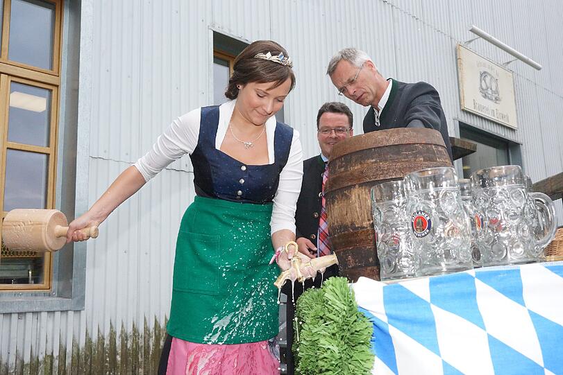 Feuerprobe bestanden. Sehen Sie hier, wie sich die neue Bierkönigin beim Anzapfen anstellte.