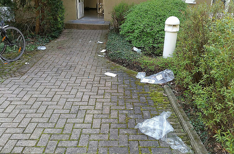 Blutflecken auf dem Bürgersteig vor dem Wohnhaus.