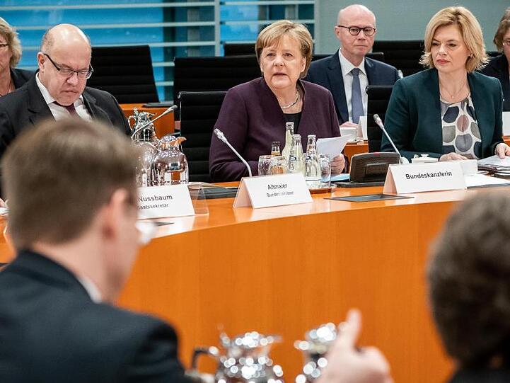 Kanzlerin Angela Merkel eröffnet zusammen mit Wirtschaftsminsiter Peter Altmaier und Landwirtschaftsministerin Julia Klöckner das Treffen mit Vertretern der Lebensmittelbranche.