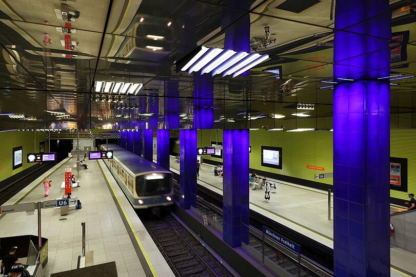 U-Bahnhof Münchner Freiheit: Alles spiegelt und glänzt.