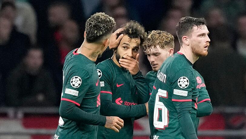 Die Spieler des FC Liverpool jubeln mit Torschütze Mohamed Salah (2.v.l) über das 1:0 gegen Ajax.