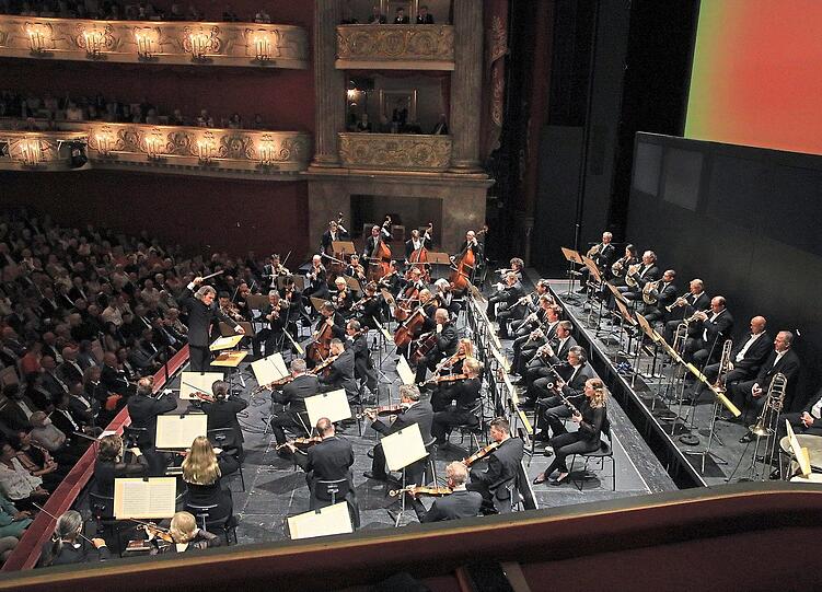 Das Bayerische Staatsorchester beim 6. Akademiekonzert auf der Vorbühne des Nationaltheaters. Foto: Wilfried Hösl