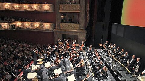 Das Bayerische Staatsorchester beim 6. Akademiekonzert auf der Vorbühne des Nationaltheaters. Foto: Wilfried Hösl