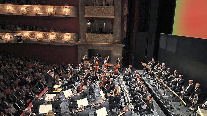 Das Bayerische Staatsorchester beim 6. Akademiekonzert auf der Vorbühne des Nationaltheaters. Foto: Wilfried Hösl