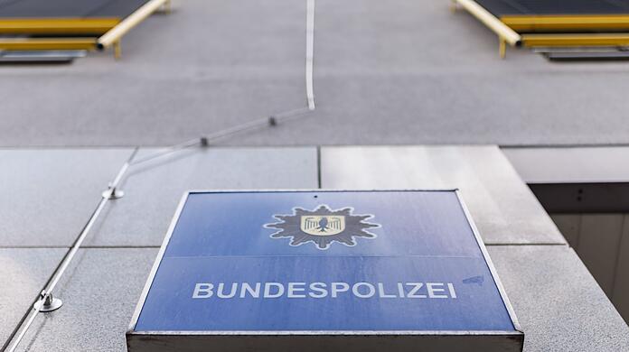 Ein 14-Jähriger erlitt am Bahnhof Wolfratshausen lebensgefährliche Verletzungen, nachdem er auf einen Waggon einen Stromschlag erlitten hatte. (Symbolbild)