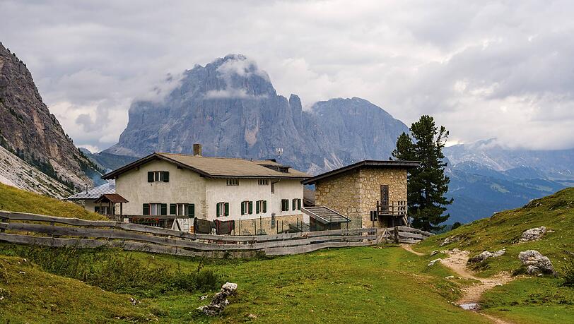 Die Regensburger Hütte liegt im Grödner Tal nur wenige Kilometer von der Region Venetien entfernt. Auf Italienisch heißt sie anders: Rifugio Firenze.