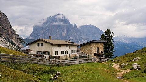 Die Regensburger Hütte liegt im Grödner Tal nur wenige Kilometer von der Region Venetien entfernt. Auf Italienisch heißt sie anders: Rifugio Firenze.