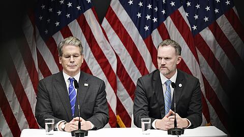 US-Finanzminister Scott Bessent (l) und der US-Handelsbeauftragte Jamieson Greer in Stockholm.