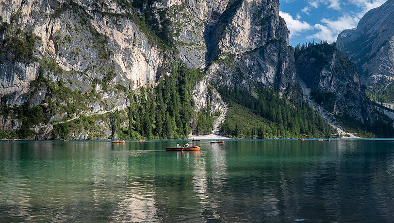 Der Pragser Wildsee ist ein Seejuwel in den Dolomiten. Besonders als Instagram-Motiv ist er beliebt, er diente aber auch schon manches Mal als Filmkulisse.