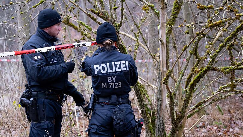 Die Polizei sucht nach der Identität einer in einem Wald bei Neuried gefundenen Toten.