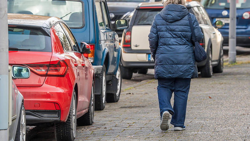 Momentaufnahme aus Bogenhausen: Das bislang in M&uuml;nchen nur geduldete Gehwegparken soll auf Antrag der SPD-Stadtratsraktion offiziell erlaubt werden, die Restbreite auf dem Gehweg f&uuml;r Fu&szlig;g&auml;nger muss aber mindestens 1,60 Meter betragen.