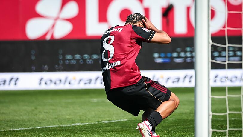 N&uuml;rnbergs Henri Koudossou reagiert entsetzt nach seinem Eigentor.