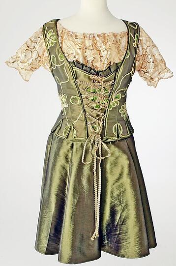 Mode bedeutet Veränderung und die macht auch vor der Tracht nicht Halt. Die Münchner Designerin Angelika Zwerenz mischt mit ihrem Label Dirndlpunk die Trachtenmode kräftig auf.  Sie will mit dem steifen Dirndlook brechen - Wild, sexy, frech und opulent zugleich sollen die Modelle sein. Klicken Sie sich hier durch die Bilder der aktuellen Kollektion.