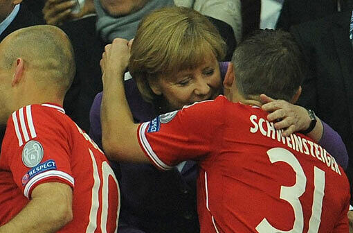 Zwei, die sich verstehen und mögen: Bundeskanzlerin Angela Merkel gratuliert Bastian Schweinsteiger zum Champions-League-Triumph.