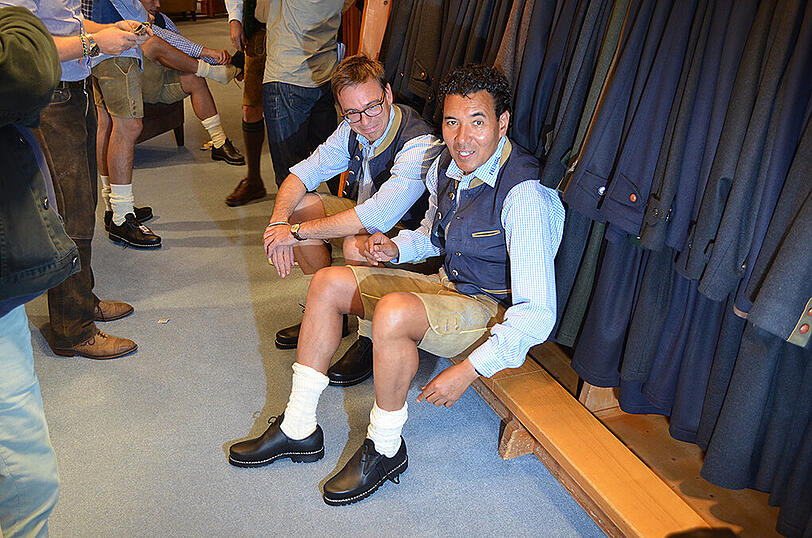 So schneidig sind die Löwen: Die Bilder von der Wiesn-Einkleidung bei Lodenfrey.