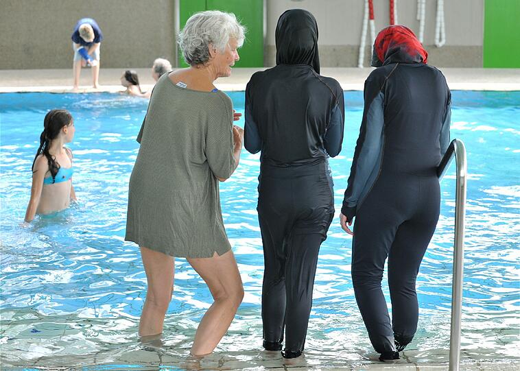 Zwei muslimische Frauen im Burkini (Symbolbild).