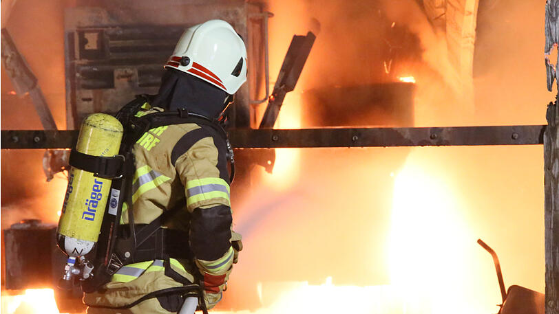 Die Ursache für den Brand ist noch unklar. Klicken Sie sich durch die Bilder des Feuerwehreinsatzes in Mettenheim.
