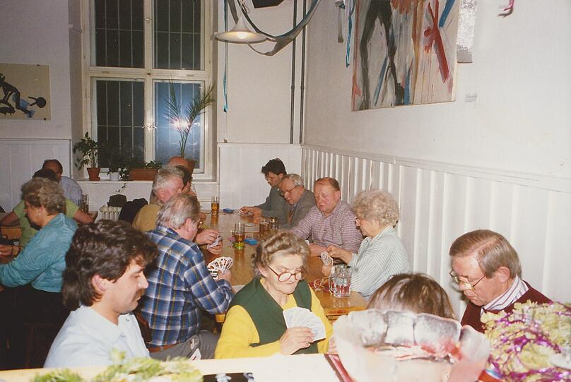 1988: Gäste sind am Karteln.