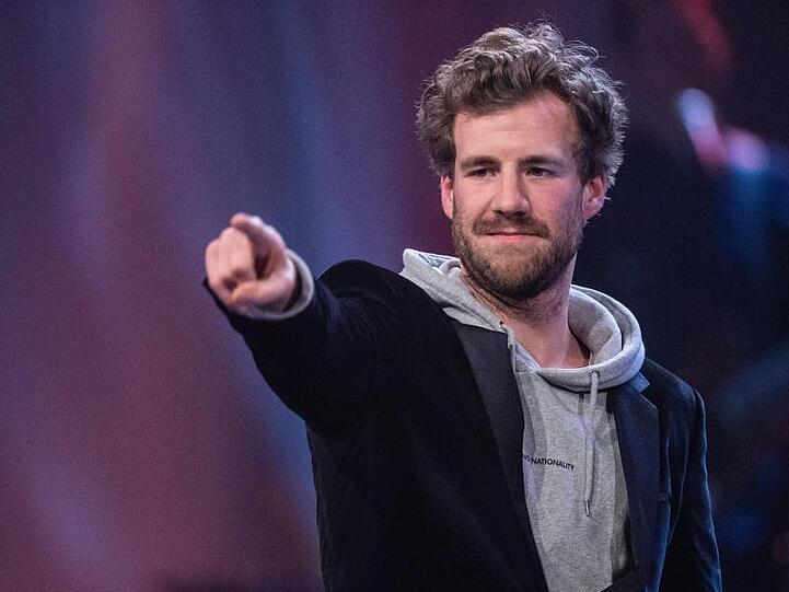 Der Auftritt von Luke Mockridge wirft viele Fragen auf. Steckt vielleicht eine verlorene Wette dahinter? Im Netz kursieren bereits viele Theorien.