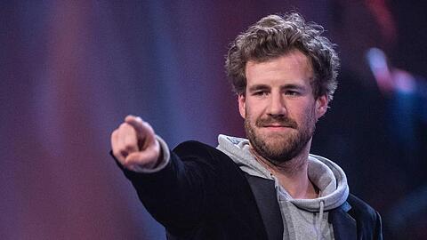 Der Auftritt von Luke Mockridge wirft viele Fragen auf. Steckt vielleicht eine verlorene Wette dahinter? Im Netz kursieren bereits viele Theorien.
