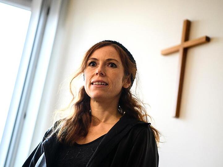 Die Schauspielerin Antje Mönning kommt zum Prozess wegen Erregung öffentlichen Ärgernisses in einen Gerichtssaal vom Amtsgericht. Foto: Matthias Balk/Archiv