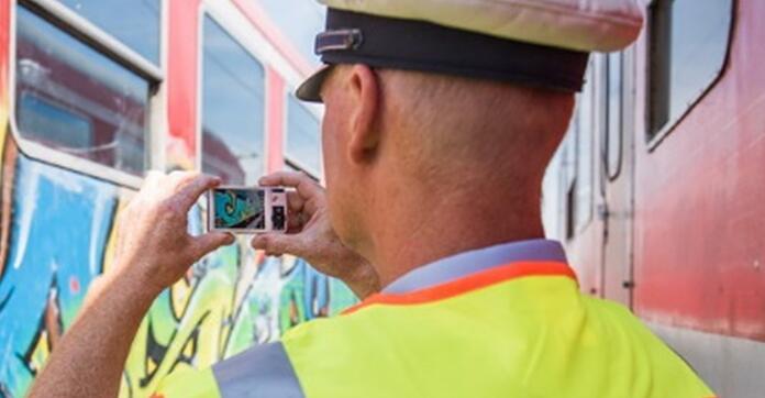 An der in Weßling abgestellten S-Bahn besprühte das Duo rund 15 Quadratmeter, es entstand ein Sachschaden von etwa 750 Euro.