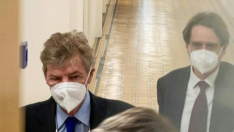 Ernst August von Hannover (li.) kommt mit Mund-Nasen-Schutz am Landesgericht an.