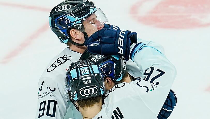 Ingolstadts Ty Ronning (l-r), Jerome Flaake und Torschütze Justin Feser jubelt über das Tor zum 0:1. Ingolstadts Ty Ronning (l-r), Jerome Flaake und Torschütze Justin Feser jubelt über das Tor zum 0:1.