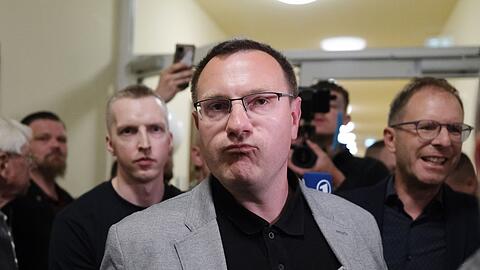 Der unterlegene Kandidat von den rechtsextremen "Freien Sachsen" will mit dem Wahlsieger zusammenarbeiten.