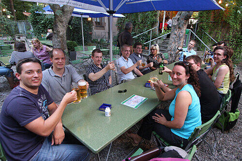 Sie fühlen sich im Biergarten des Sabberlodd in St. Johannis pudel - äh, pumucklwohl: der &bdquo;Klabauterstammtisch&ldquo;.