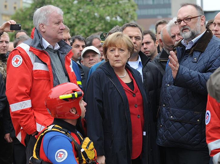 Angela Merkel (CDU) und Horst Seehofer (CSU) besuchen das überflutete Passau. Den Hochwasser-Opfern wurde schnelle Hilfe zugesichert.