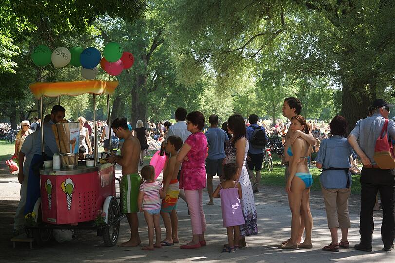 Der Sommer ist da und Münchens Bürger stürmen in den Englischen Garten! Sehen Sie hier die Bilder!
