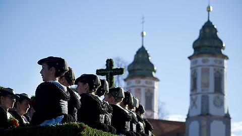 Brauchtum wie die Leonhardifahrt gilt in Bayern noch etwas, vor allem auf dem Land. Es stärkt den Zusammenhalt. Doch der kann auch zu einer Mauer des Schweigens werden.