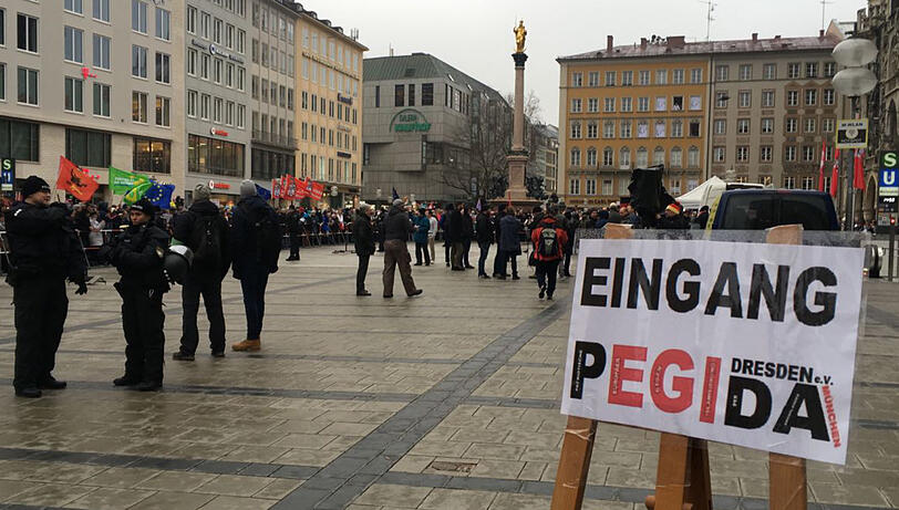 Pegida- und Anti-Pegida-Demonstranten auch auf dem Marienplatz.