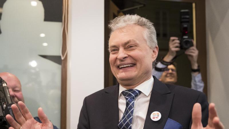 Gitanas Nauseda, Ökonom und Präsidentschaftskandidat, feiert den Gewinn der ersten Runde der litauischen Präsidentschaftswahlen. Gitanas Nauseda, Ökonom und Präsidentschaftskandidat, feiert den Gewinn der ersten Runde der litauischen Präsidentschaftswahlen.