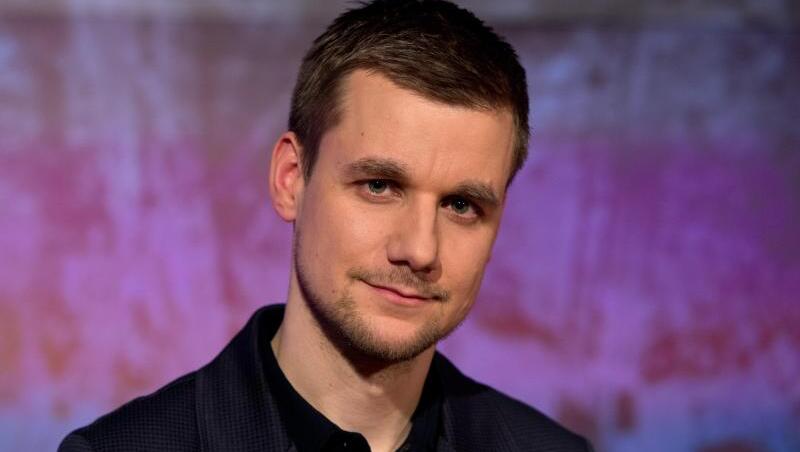 Nach seiner Ausbildung zum Notfallsanitäter will Tobias Schlegel seine "mediale Arbeit" wieder "etwas hochfahren". Nach seiner Ausbildung zum Notfallsanitäter will Tobias Schlegel seine "mediale Arbeit" wieder "etwas hochfahren".