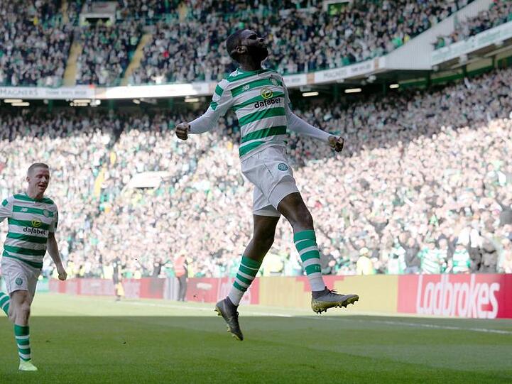 Celtics Odsonne Edouard (r) feiert das Tor zum 3:0 gegen den FC Aberdeen.