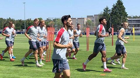 Die Nürnberger Spieler mit Neuzugang Christopher Schindler (vorn) laufen beim Training.