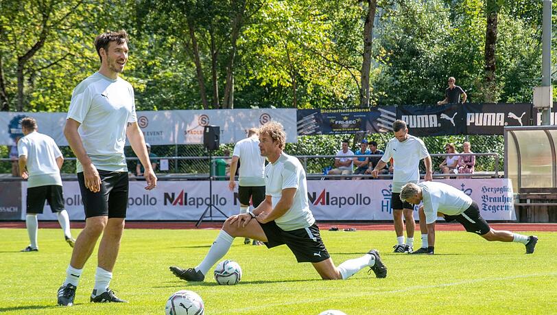 Aufwärmtraining: Felix Neureuther und Jens Lehmann (r.).