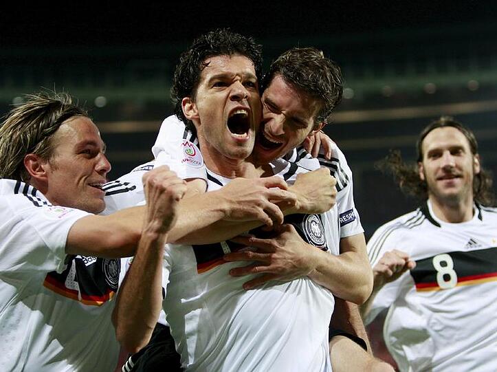 Die deutschen Spieler feiern das 1:0 von Michael Ballack (M).