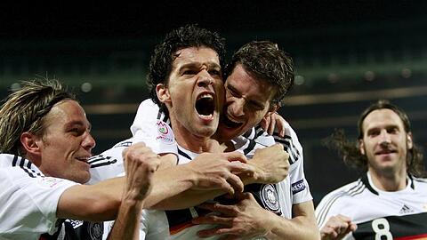 Die deutschen Spieler feiern das 1:0 von Michael Ballack (M).