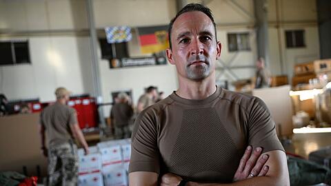 30 Bundeswehrsoldaten, so wie Leutnant Sascha, verpacken die Hilfsgüter.