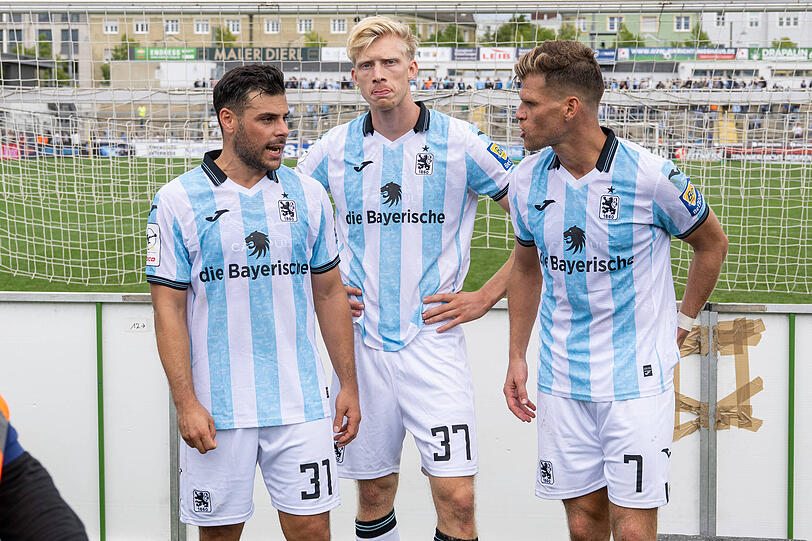 Könnten gegen Illertissen ausfallen: Florian Niederlechner (rechts) und Raphael Schifferl (mitte). Könnten gegen Illertissen ausfallen: Florian Niederlechner (rechts) und Raphael Schifferl (mitte).