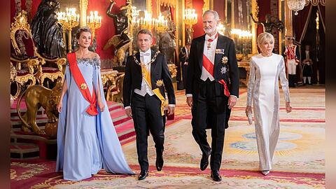 K&ouml;nigin Letizia, Emmanuel Macron, K&ouml;nig Felipe und Brigitte Macron (v.l.) beim Staatsbankett in Madrid.